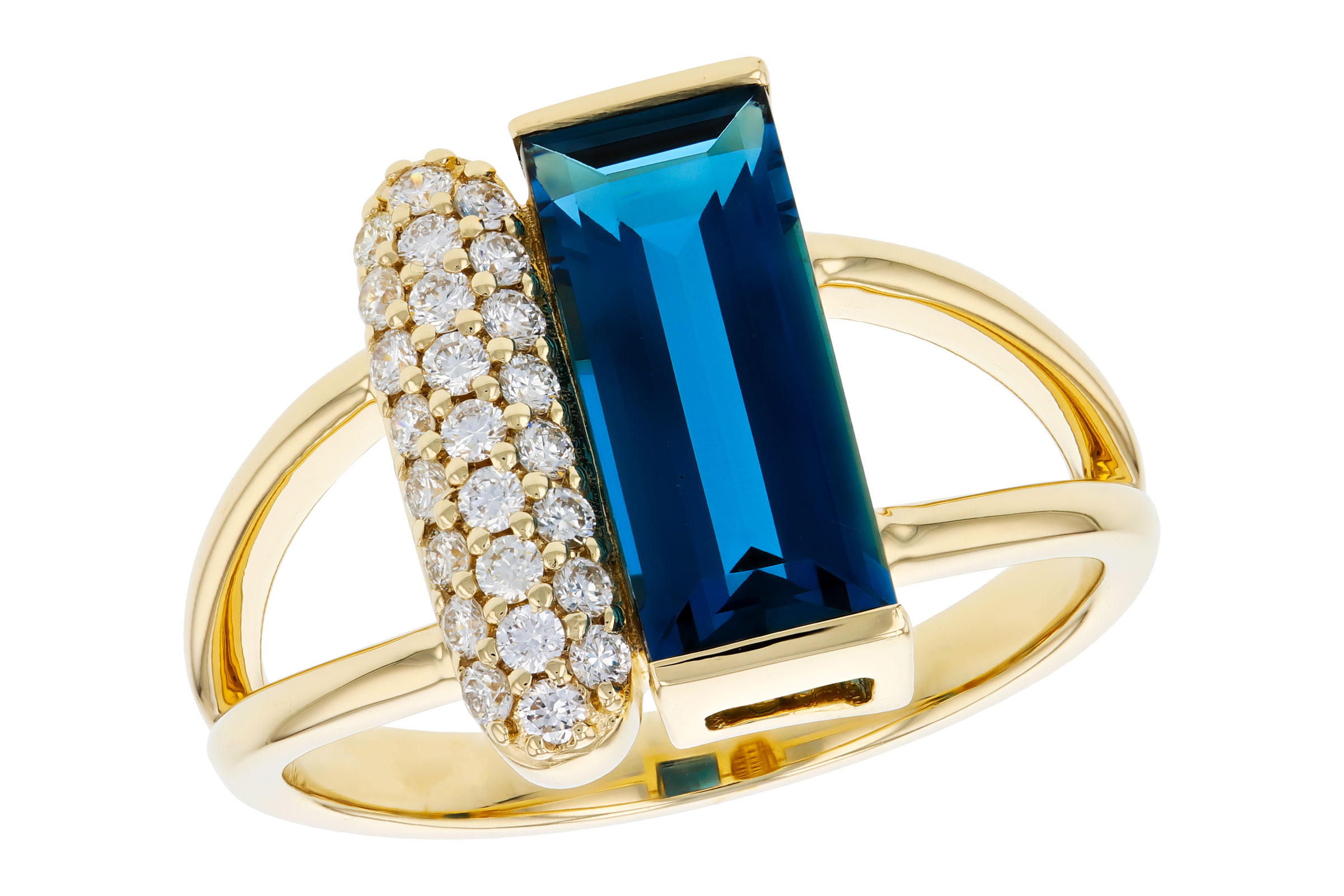 M330-01935: LDS RG 2.67 LONDON BLUE TOPAZ 2.92 TGW (12x5MM BT)